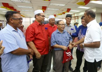 M. SARAVANAN (kanan) semasa menghadiri program sumbangan kepada masjid dan surau untuk Parlimen Tapah hari ini. - UTUSAN/MUHAMAD NAZREEN SYAH MUSTHAFA