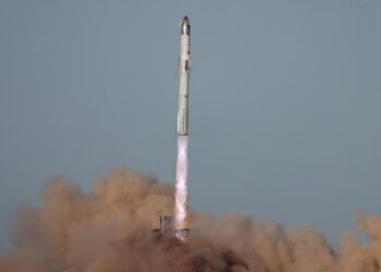 STARSHIP, roket terbesar yang dibina dengan ketinggian 123 meter, memainkan peranan penting dalam impian Elon Musk untuk menjajah Marikh.- AGENSI