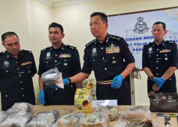 YAHAYA Othman  menunjukkan barang rampasan dalam sidang akhbar di Ibu pejabat Polis Daerah (IPD) Raub, Pahang.