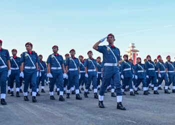 ANGGOTA Jabatan Bomba dan Penyelamat Malaysia (JBPM) memberi tabik hormat semasa Majlis Tamat Latihan Diploma Lanjutan Sains Kebombaan Siri 1/2024 di Akademi Bomba dan Penyelamat Malaysia Wilayah Timur, Wakaf Tapai, Marang, Terengganu. - UTUSAN/PUQTRA HAIRRY