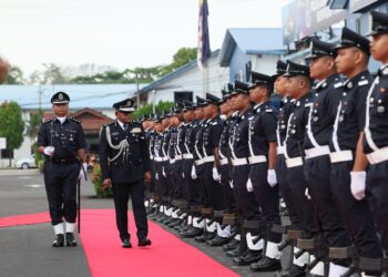 RAMLI Mohamed Yoosuf (dua, kiri) memeriksa kawalan kehormat pada Majlis Perasmian Ibu Pejabat Polis Daerah (IPD) Kuala Terengganu, hari ini. - UTUSAN/PUQTRA HAIRRY ROSLI