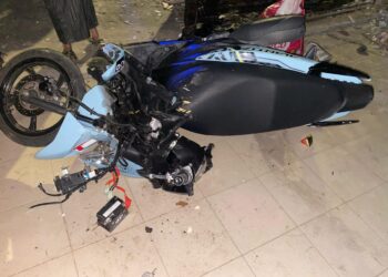 KEADAAN motosikal milik pelajar Kolej Universiti TATI yang maut dalam kemalangan di Jalan Atas Tol, Kuala Terengganu malam ini. - IHSAN POLIS