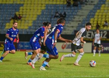 PEMAIN TFC, Manuel Ott (kanan) dikawal ketat pemain Sabah FC dalam perlawanan Liga Super di Stadium Sultan Mizan Zainal Abidin, Gong Badak, Kuala Nerus, malam ini. - UTUSAN/PUQTRA HAIRRY ROSLI