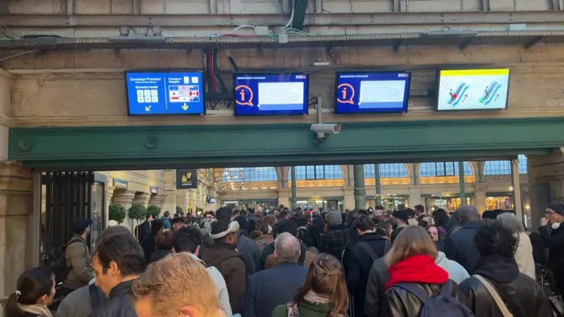 Tren Paris tergendala, bom Perang Dunia Kedua ditemukan bawah landasan