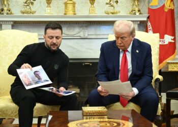 PRESIDEN Ukraine, Volodymyr Zelensky menunjukkan beberapa gambar kekejaman perang Russia kepada Presiden AS, Donald Trump ketika pertemuan di Pejabat Oval Rumah Putih di Washington, DC, 28 Februari lepas.- AFP