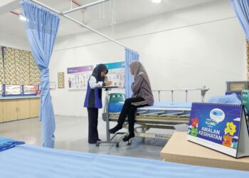 PELAJAR SMK Derma berehat di bilik rawatan selepas menerima suntikan vaksin Human Pappiloma Virus atau HPV di Kangar, Perlis baru-baru ini. – UTUSAN/SYED AZLAN SAYID HIZAR