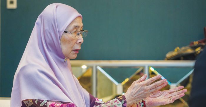 Bertanding atau tidak, biar parti tentukan – Wan Azizah