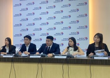 LIM Soon Yik (tiga kiri) ketika sidang akhbar selepas penyenaraian Wawasan Dengkil Berhad di Pasaran ACE di Bursa Malaysia. UTUSAN/SABRINA ZULKIFLI