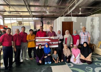 ZAKARIA Ahmad Zabidi (berdiri, lima dari kiri) menyampaikan sumbangan RM10, 000 kepada wakil Pertubuhan Kebajikan dan Bimbingan At-Taqwa, Sepang sempena Program Ihya' Ramadan PSKLM.