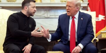 PERTIKAIAN antara Donald Trump dan Volodymyr Zelensky semakin memuncak berhubung perang Russia di Ukraine. - AFP