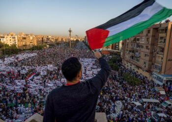 MASYARAKAT Islam perlu bersatu padu menzahirkan solidariti terhadap saudara seagama di Gaza dan berusaha memberhentikan kezaliman sama ada berjihad dengan senjata, harta ataupun lisan. – AFP