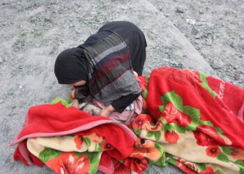 SEORANG wanita meratapi kematian ahli keluarganya selepas tentera Israel melancarkan serangan di Gaza City, Palestin. - AFP