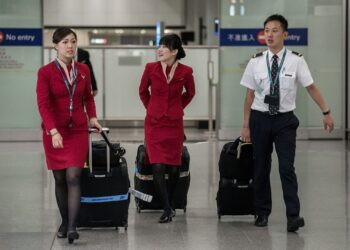 JURUTERBANG dan anak kapal Cathay Pacific dilarang daripada membawa power bank semasa bertugas untuk keselamatan. – AFP