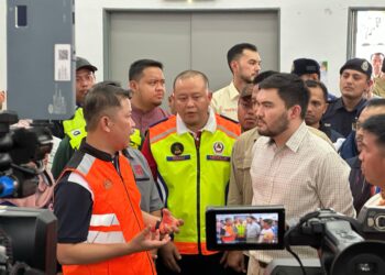 TENGKU Amir Shah ketika mendengar taklimat oleh petugas JKM di PPS Masjid Putra Heights, Subang Jaya, hari ini.