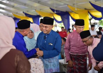 MOHD.Shukri Ramli (tiga dari kanan) beramah mesra bersama pengunjung pada Majlis Aidilfitri Menteri Besar dan Kerajaan Negeri Perlis di Dewan 2020, Kangar, Perlis, hari ini. -UTUSAN