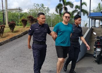 LEE Jia Cheng dibawa ke Mahkamah Majistret Kuala Pilah semalam bagi didakwa atas pertuduhan menyebabkan kecederaan terhadap isterinya dalam kejadian di sebuah rumah di Kuala Pilah pada 1 April lalu. – UTUSAN/NOR AINNA HAMZAH