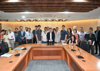 CHOW Kon Yeow (tengah) bersama-sama penduduk Permatang Damar Laut yang terlibat dengan pengambilan tanah untuk projek PIL 2A ketika sesi perbincangan pada 14 Januari lalu di Pejabat Ketua Menteri, George Town, Pulau Pinang.