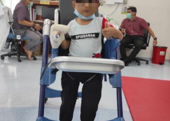 SEORANG kanak-kanak yang mempunyai masalah pergerakan mencuba MAIDs 5 bagi proses rehabilitasi.