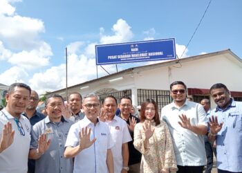 FAHMI Fadzil berswafoto dengan para petugas Nadi Balai Raya Taman Desa Skudai, Taman Sri Skudai, Johor Bahru.