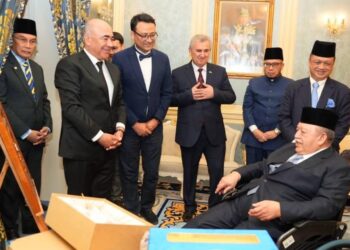TUANKU Syed Sirajuddin Jamalullail (kanan) berkenan menerima kunjungan sembah mengadap oleh Mirzaev Zoir Toirovich di Balai Mengahadap Biru, Istana Arau, semalam.-UTUSAN
