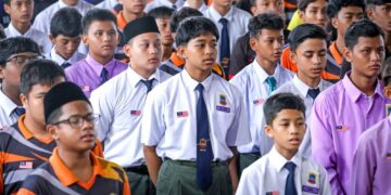 PAKAIAN seragam sekolah yang pelbagai memberi beban kewangan kepada ibu bapa. - UTUSAN/MUHAMAD IQBAL ROSLI