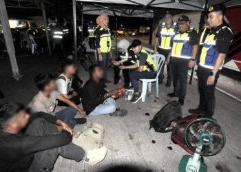 NURUL NORLISA Abdullah (berdiri, kiri) melihat PATI yang ditahan dalam Op Khas Hari Raya Aidilfitri 2025 di Plaza Tol Skudai, Johor Bahru, Johor.