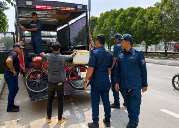 ANGGOTA penguat kuasa MPHTJ melakukan tindakan sita barangan milik penjaja warga asing yang menjalankan aktiviti perniagaan berhampiran projek pembinaan tambahan di sebuah kilang di Batu Berendam, Melaka.