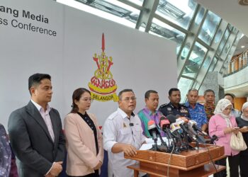 AMIRUDIN ketika berucap di sidang akhbar di Wisma Dewan Annex, Bangunan Setiausaha Kerajaan Negeri (SUK) di sini hari ini. - UTUSAN/MOHAMAD ATHIR ISMAIL