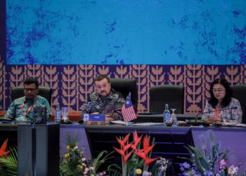 AMIR Hamzah Azizan (tengah) berucap merasmikan Pelancaran Pelan Tindakan Dana Infrastruktur ASEAN (AIF) 2025-2028 pada Mesyuarat Menteri Kewangan dan Gabenor Bank Pusat ASEAN (AFMGM) ke-12 di Pusat Konvensyen Kuala Lumpur (KLCC) di sini hari ini.  - UTUSAN/FARIZ RUSADIO