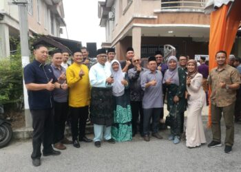 MAHFUZ Omar (tengah) bergambar bersama tetamu yang hadir ke Majlis Rumah Terbuka Aidilfitri Pengerusi LPP di Alor Setar, hari ini.