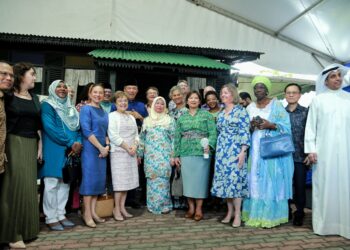 DUTA-duta dari beberapa negara bergambar kenangan ketika hadir pada Majlis  Rumah Terbuka Aidilfitri Menteri Luar di Kampung Tanjung Rantau, Seremban, hari ini. - UTUSAN/MOHD SHAHJEHAN MAAMIN