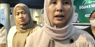WANITA PKR Pulau Pinang menyatakan sokongan terhadap Nurul Izzah Anwar (kanan) untuk bertanding jawatan Timbalan Presiden parti itu pada pemilihan 24 Mei ini