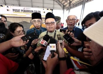 ABDUL Muhaimin Malek ditemui pemberita selepas penamaan calon bagi  PRK Ayer Kuning di Dewan Merdeka, Tapah hari ini. - UTUSAN/ZULFACHRI ZULKIFLI