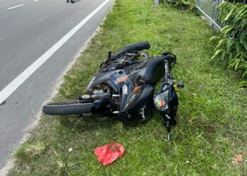 KEADAAN motosikal mangsa selepas terlibat kemalangan dengan sebuah lori dalam kejadian di Jalan Tangga Batu, Melaka.