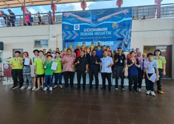 VP. Shanmugam bersama sebahagian para peserta selepas merasmikan Kejohanan Sukan Akuatik MSN Melaka 2025 di Pusat Akuatik Hang Jebat, Krubong, Melaka. - UTUSAN/AMRAN ALI