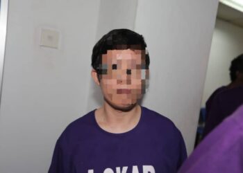GURU lelaki yang ditahan reman bagi membantu siasatan kes menghantar pautan lucah kepada rakan sekerja.
