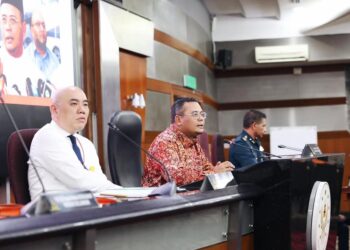 AMIRUDIN Shari mempengerusikan taklimat khas letupan paip gas Putra Heights di Bangunan SUK Selangor, Shah Alam, Selangor.