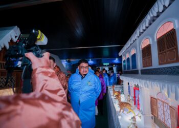 AB. RAUF Yusoh melihat reka bentuk dalaman yang menampilkan ikon pelancongan seperti Jonker Walk di Snow World Melaka Mall, Melaka.