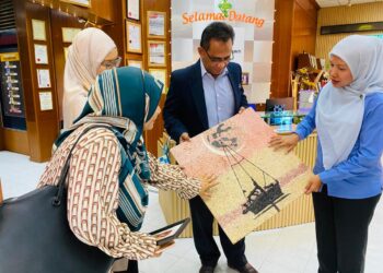 NORSABRINA Mohd. Noor (kanan) diberikan penerangan ringkas mengenai seni kraf yang dihasilkan ketika sesi kunjungan hormat ke KKJS, Melaka. - UTUSAN/AMRAN ALI