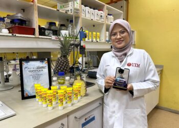 ROSNANI Hasham menunjukkan produk AnanaShine yang dihasilkan daripada ekstrak nanas serta anugerah yang dimenangi pihaknya ketika ditemui di UTM, Skudai, Johor.