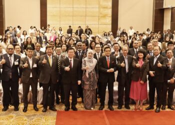 FADHLINA Sidek (depan, tengah) ketika menghadiri Sidang Kemuncak Pemerkasaan Pendidikan 2025 di George Town, Pulau Pinang hari ini.-UTUSAN/IQBAL HAMDAN