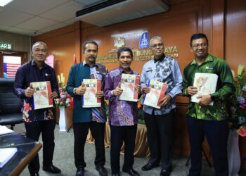 MAT Lazim Mohammad (tengah) menunjukkan keputusan Sijil Pelajaran Malaysia (SPM)  2024 Kelantan semasa sidang media di Kota Bharu, Kelantan. - UTUSAN/KAMARUL BISMI KAMARUZAMAN
