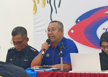 SAUFI Affandi Talib (dua dari kiri) ketika sesi soal jawab pada Majlis Libat Urus Bersama Nelayan Berdaftar Negeri Melaka berhubung pewartaan Taman Laut dan kawasan perikanan Pulau Besar di Kompleks Japerun Telok Mas. - UTUSAN/AMRAN ALI