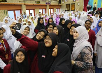 FADHLINA Sidek bergambar bersama pelajar-pelajar sekolah Menengah Kebangsaan (SMK) Datuk Haji Ahmad Badawi, di Kepala Batas, Pulau Pinang semalam. – UTUSAN/IQBAL HAMDAN
