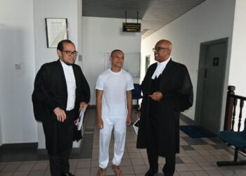 YEE KOK CHONG (tengah) bersama M. Haresh (kanan) dan Ramzani Idris sejurus Mahkamah Tinggi Melaka melepas dan membebaskannya daripada pertuduhan mengedar syabu, empat tahun lalu. - UTUSAN/MUHAMMAD SHAHIZAM TAZALI