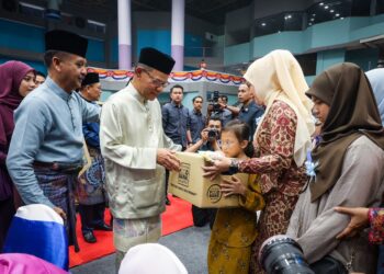 SAIFUDDIN Nasution Ismail (tengah) diiringi Ketua Polis Negara, Tan Sri Razarudin Husain (kiri) ketika hadir pada Majlis Sambutan Aidilfitri PDRM 2025 di Stadium Titiwangsa di sini, hari ini.  - UTUSAN/MUHAMAD IQBAL ROSLI