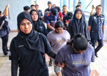 KELIMA-LIMA tertuduh dibawa ke Mahkamah Sesyen Seremban semalam bagi didakwa atas pertuduhan terlibat dalam kes penculikan seorang remaja perempuan berusia 16 tahun pada 10 April lalu.-UTUSAN /MOHD. SHAHJEHAN MAAMIN