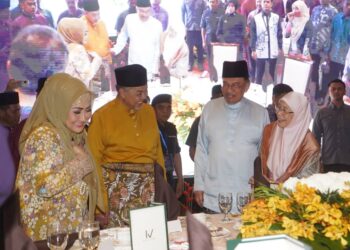 ANWAR Ibrahim diiringi Ahmad Zahid Ahmad Hamidi ketika hadir pada Majlis Rumah Terbuka Hari Raya Lebaran Kasih Aidilfitri di Sri Satria, Putrajaya.- UTUSAN/FAISOL MUSTAFA