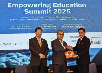 AARON Ago Dagang (tengah) ketika menghadiri Sidang Kemuncak Pemerkasaan Pendidikan 2025 di George Town, Pulau Pinang hari ini.-UTUSAN/IQBAL HAMDAN 