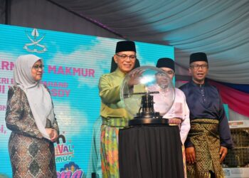 WAN Rosdy Wan Ismail (tengah) merasmikan program Moh Karnival Makmur Bentong @ Pelangai di Dataran Felda Chemomoi, Bentong, Pahang.
